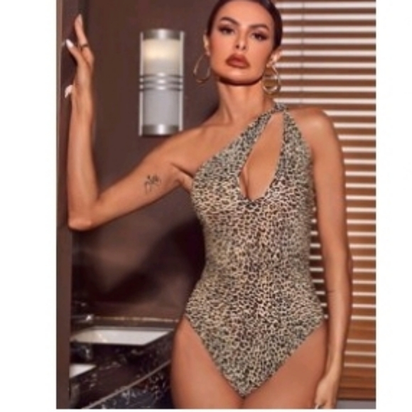 One Shoulder Leopard Bodysuit - Picture 1 of 2